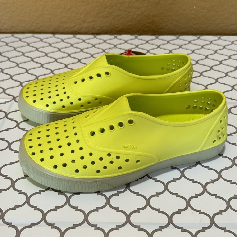 NATIVE Unisex Women and Men Beach Shoes Bioschuhe Slippers Lime green. W6/ M4 - Picture 2 of 7